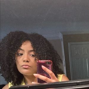 Meet your Posher, Caitlin